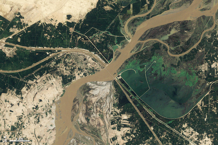 Seasonal changes along the Indus River. Credit: NASA image by Robert Simmon and Jesse Allen, based on Landsat 5 data from the USGS Global Visualization Viewer.